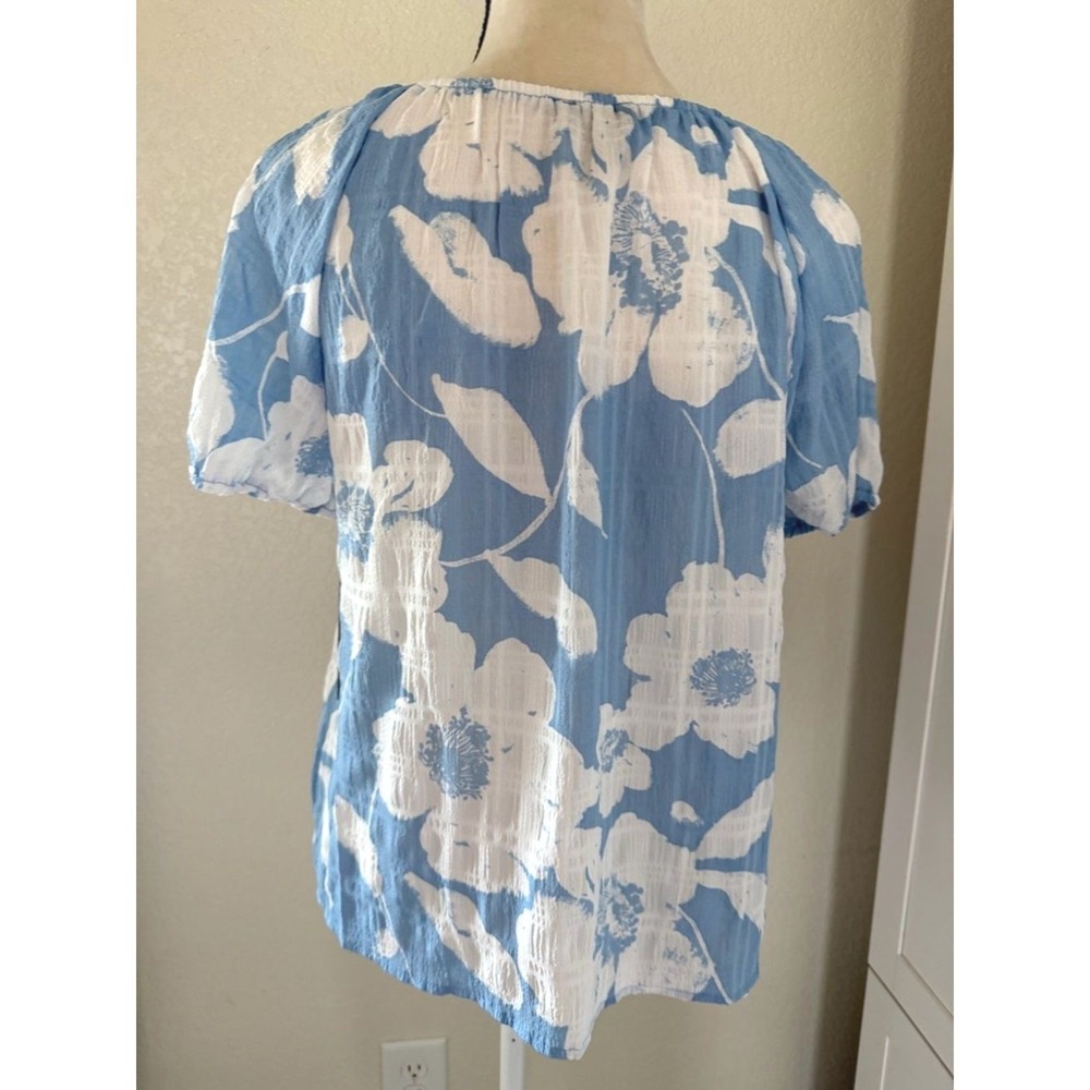 A.U.W. LA/NY Women's Blue White Floral V-Neck Blouse Gold Link Detail Medium NEW - Picture 4 of 12
